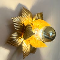 Image 3 of Applique fleur en métal doré à la feuille d'or vintage 1970 Applique feuilles dorées vintage