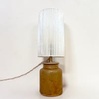 Image 1 of Lampe en grès vintage brun caramel - 1980 - Abat-jour en ruban beige