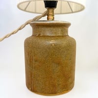 Image 4 of Lampe en grès vintage brun caramel - 1980 - Abat-jour en ruban beige