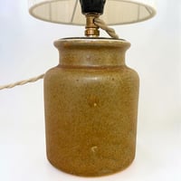 Image 5 of Lampe en grès vintage brun caramel - 1980 - Abat-jour en ruban beige