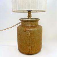 Image 6 of Lampe en grès vintage brun caramel - 1980 - Abat-jour en ruban beige