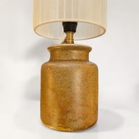 Image 7 of Lampe en grès vintage brun caramel - 1980 - Abat-jour en ruban beige