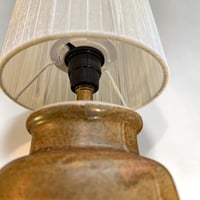 Image 8 of Lampe en grès vintage brun caramel - 1980 - Abat-jour en ruban beige