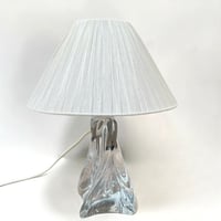 Image 3 of Lampe pied en cristal  vintage torsadé 1960 et abat-jour pagode en ruban d'organza blanc