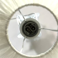 Image 10 of Lampe pied en cristal  vintage torsadé 1960 et abat-jour pagode en ruban d'organza blanc