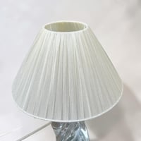 Image 4 of Lampe pied en cristal  vintage torsadé 1960 et abat-jour pagode en ruban d'organza blanc