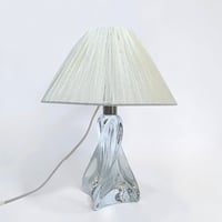 Image 1 of Lampe pied en cristal  vintage torsadé 1960 et abat-jour pagode en ruban d'organza blanc