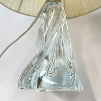 Image 8 of Lampe pied en cristal  vintage torsadé 1960 et abat-jour pagode en ruban d'organza blanc