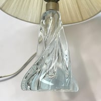 Image 7 of Lampe pied en cristal  vintage torsadé 1960 et abat-jour pagode en ruban d'organza blanc