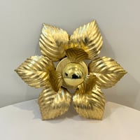 Image 1 of Applique fleur dorée Masca en métal doré à la feuille 1970 1980 Hollywood Regency