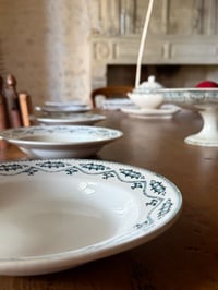 Image 7 of Service d’assiettes creuses dépareillées 