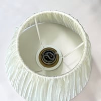 Image 9 of Lampe pied en cristal vintage 1960 et abat-jour en ruban d'organza beige
