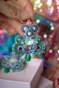Image 7 of Cold Rainbow - Grandes Boucles Brodées fermoirs dormeuses Argent 925