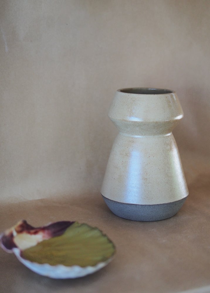 Image of Rongomai vase - Ōpapa