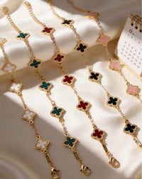 Image 2 of SIGNATURE CLOVER STACKS