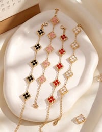 Image 3 of SIGNATURE CLOVER STACKS