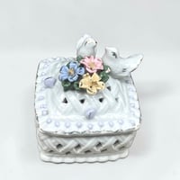 Image 1 of Boîte à bijoux ancienne porcelaine blanche avec oiseaux bonbonnière romantique vintage