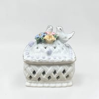 Image 6 of Boîte à bijoux ancienne porcelaine blanche avec oiseaux bonbonnière romantique vintage