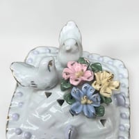 Image 3 of Boîte à bijoux ancienne porcelaine blanche avec oiseaux bonbonnière romantique vintage