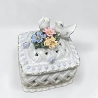 Image 8 of Boîte à bijoux ancienne porcelaine blanche avec oiseaux bonbonnière romantique vintage