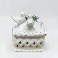 Image 7 of Boîte à bijoux ancienne porcelaine blanche avec oiseaux bonbonnière romantique vintage