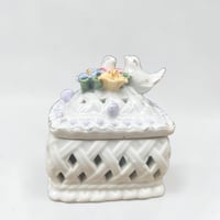 Image 9 of Boîte à bijoux ancienne porcelaine blanche avec oiseaux bonbonnière romantique vintage