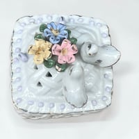 Image 4 of Boîte à bijoux ancienne porcelaine blanche avec oiseaux bonbonnière romantique vintage