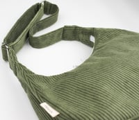 Image 3 of Sac croissant • velours côtelé vert