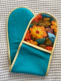 70’s Floral Oven Mitt