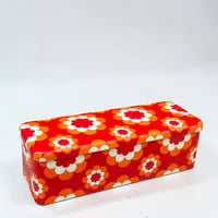 Image 1 of Boîte à gâteaux en métal vintage décor fleurs orange rouge pop art années 70 - Massilly