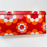 Image 5 of Boîte à gâteaux en métal vintage décor fleurs orange rouge pop art années 70 - Massilly