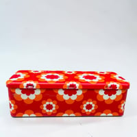 Image 4 of Boîte à gâteaux en métal vintage décor fleurs orange rouge pop art années 70 - Massilly