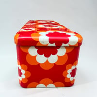 Image 7 of Boîte à gâteaux en métal vintage décor fleurs orange rouge pop art années 70 - Massilly