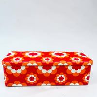 Image 2 of Boîte à gâteaux en métal vintage décor fleurs orange rouge pop art années 70 - Massilly