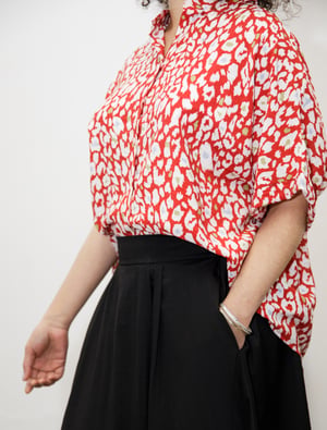 Image of Blusa amplia estampada roja by El otro tigre