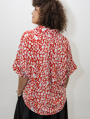 Image of Blusa amplia estampada roja by El otro tigre