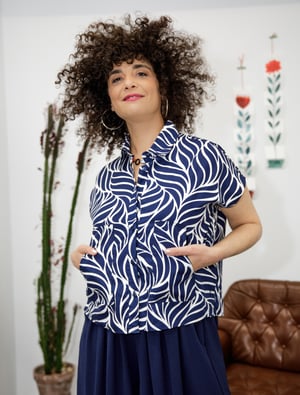 Image of Blusa sin mangas y bolsillos azul/blanca by El otro tigre