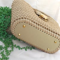 Image 4 of Bolso Tejido a Mano Camel con Detalles Dorados