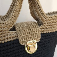 Image 2 of Bolso Tejido a Mano Negro y Camel con Broche Dorado