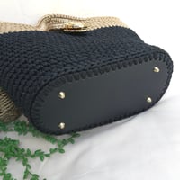 Image 3 of Bolso Tejido a Mano Negro y Camel con Broche Dorado