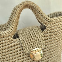 Image 2 of Bolso Tejido a Mano Camel con Detalles Dorados