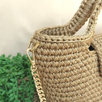 Image 3 of Bolso Tejido a Mano Camel con Detalles Dorados