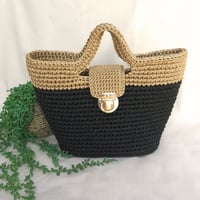 Image 1 of Bolso Tejido a Mano Negro y Camel con Broche Dorado