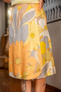 Image 2 of Gonna Vintage yellow flowers
