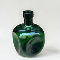 Image 4 of Vase en verre vert vintage moderniste - Carafe carrée en verre vert ancien1960-1970