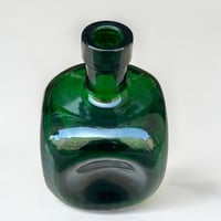 Image 8 of Vase en verre vert vintage moderniste - Carafe carrée en verre vert ancien1960-1970