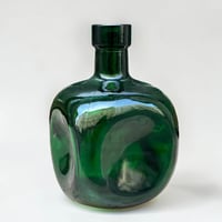 Image 1 of Vase en verre vert vintage moderniste - Carafe carrée en verre vert ancien1960-1970