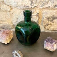 Image 3 of Vase en verre vert vintage moderniste - Carafe carrée en verre vert ancien1960-1970