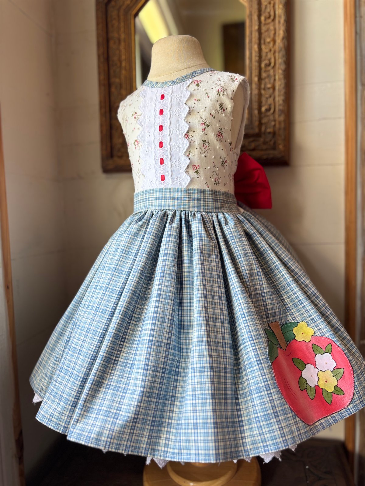 Image of Apple Dress size 7