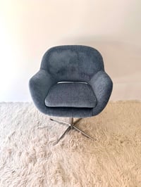 Image 2 of SILLONES “HUEVO” GIRATORIOS AZULES, AÑOS 70